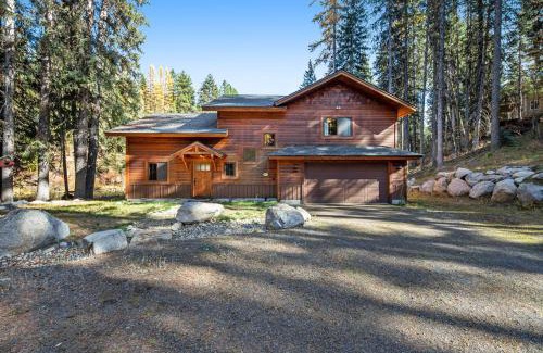 McCall House | Rivers Edge Retreat: Family-Friendly Getaway with Hot Tub