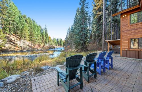 McCall House | Rivers Edge Retreat: Family-Friendly Getaway with Hot Tub