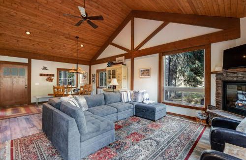 McCall House | Rivers Edge Retreat: Family-Friendly Getaway with Hot Tub