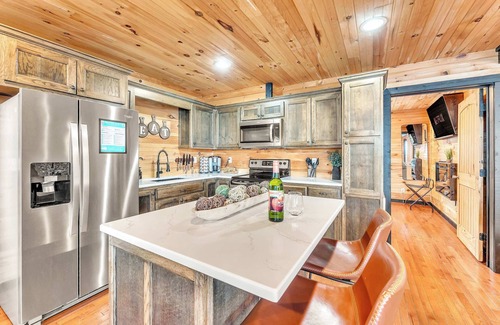 South Pittsburg Cabin | Experience River's Ledge: Pool, Hot Tub & Scenic Views