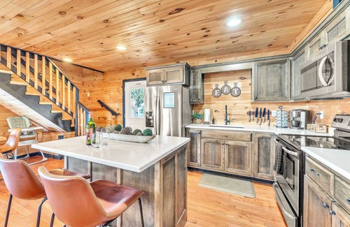 South Pittsburg Cabin | Experience River's Ledge: Pool, Hot Tub & Scenic Views