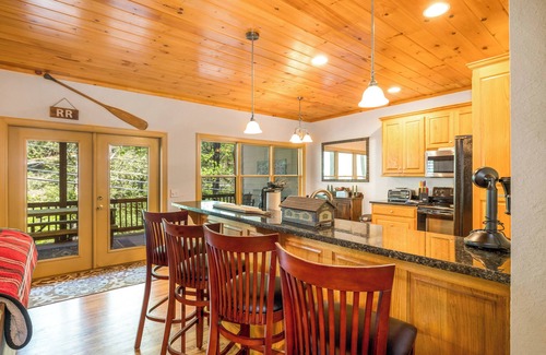 Helen House | Rivers Rest: Unforgettable Stay with Pool & Spa Access