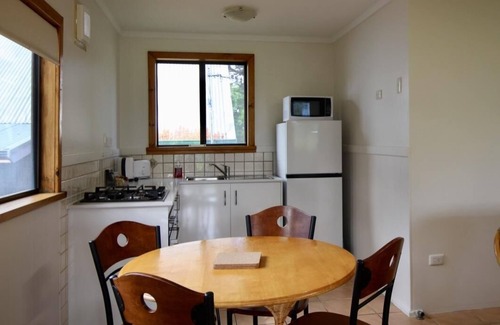 Augusta Cottage | Riverscape Cottage No.3: Walk to Blackwood River & Breakfast