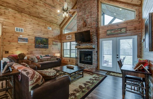 Branson Cedars House | Riversedge Lodge: Family-Friendly Retreat with Pool & Spa