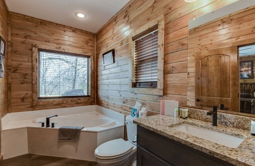 Branson Cedars House | Riversedge Lodge: Family-Friendly Retreat with Pool & Spa