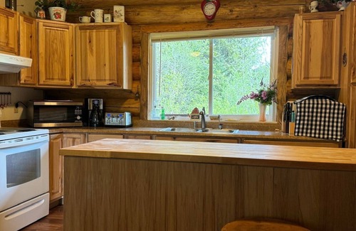 Gustavus Cabin | RIVERSEDGE LOG HOME on the SALMON RIVER within 8miiles GLACIER BAY NATIONAL PARK