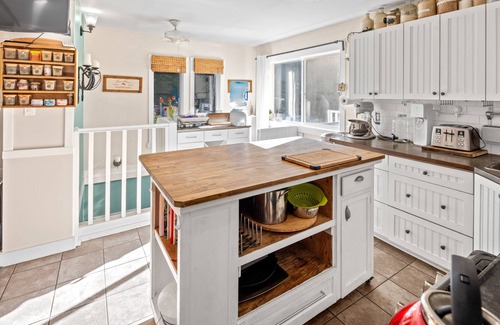 Shawnigan Lake House | Eco-Friendly Riverside Cabin: Pet & Family Friendly Retreat