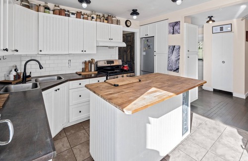 Shawnigan Lake House | Eco-Friendly Riverside Cabin: Pet & Family Friendly Retreat