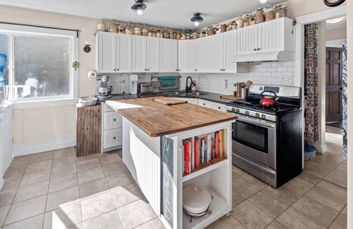 Shawnigan Lake House | Eco-Friendly Riverside Cabin: Pet & Family Friendly Retreat