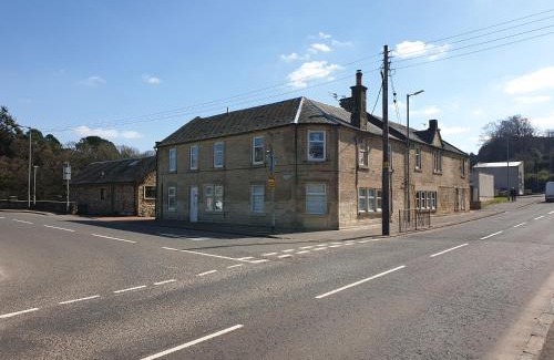 Carluke Apartment | Exceptional Riverside Apartments - Family-Friendly Getaway