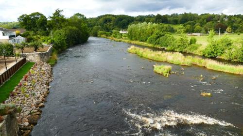 Carluke Apartment | Exceptional Riverside Apartments - Family-Friendly Getaway