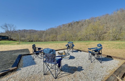 Beattyville House | Pet-Friendly Riverside Beattyville Cabin with Hot Tub!