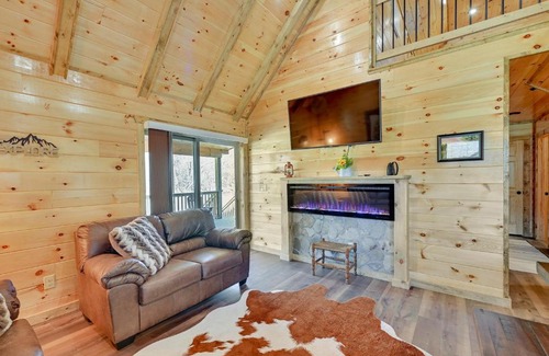 Beattyville House | Pet-Friendly Riverside Beattyville Cabin with Hot Tub!
