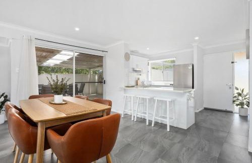 South Yunderup House | Riverside Bliss - Luxe Retreat in South Yunderup - Pet friendly