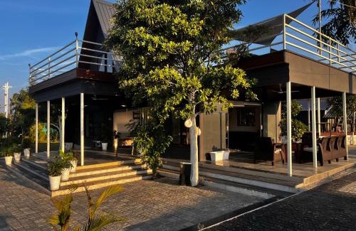 Jabalpur House | Idyllic Riverside Burrows: Pet Friendly & Family Approved
