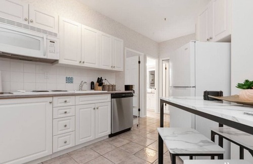East Kootenay Condo | Riverside Twin "B" Room with King Bed and Scenic Views
