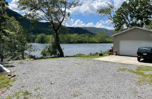 Bellepoint Cottage | Unforgettable Riverside Cabin in NRG National Park