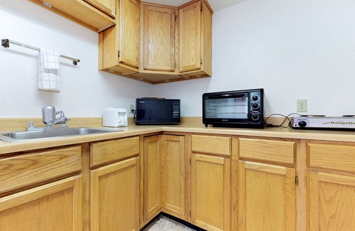 Carbondale House | Cozy Riverside Cabin with Hot Tubs Near Skiing & Fishing