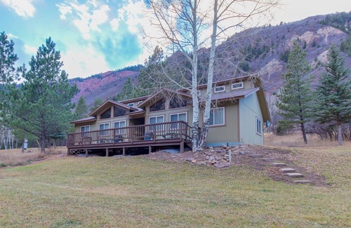 Carbondale House | Cozy Riverside Cabin with Hot Tubs Near Skiing & Fishing