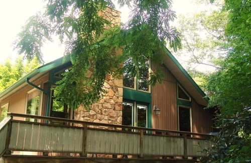 Confluence Ski Chalet | Riverside Chalet: Pet-Friendly Retreat Near Adventure Trails