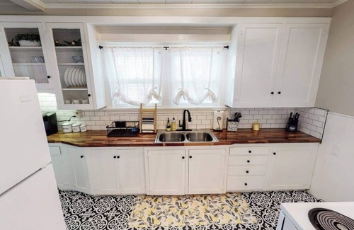 Wichita House | Riverside Cottage - Guest Rated 10/10 with Kitchen & Kids' Amenities