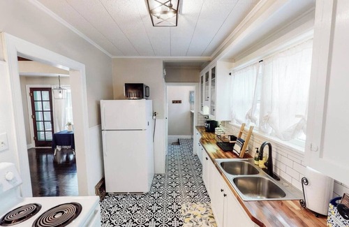 Wichita House | Riverside Cottage - Guest Rated 10/10 with Kitchen & Kids' Amenities