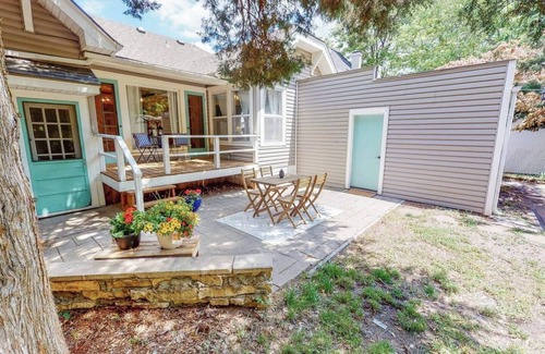 Wichita House | Riverside Cottage - Guest Rated 10/10 with Kitchen & Kids' Amenities