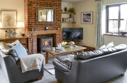 Drayton House | Riverside Cottage: Pet-Friendly Retreat with Private Pool