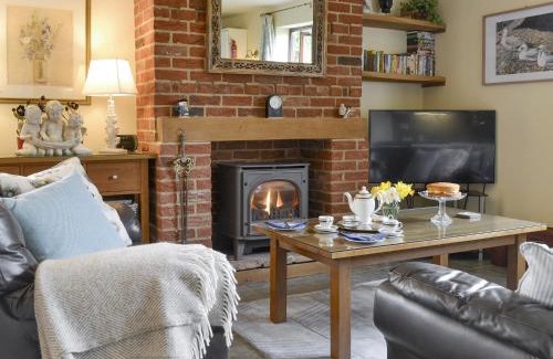 Drayton House | Riverside Cottage: Pet-Friendly Retreat with Private Pool