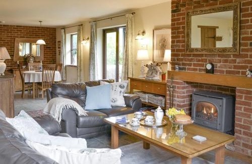 Drayton House | Riverside Cottage: Pet-Friendly Retreat with Private Pool