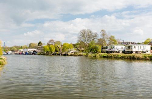 Evesham House | Riverside Cottage: Family-Friendly Retreat with Kitchen