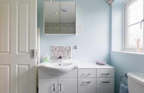Evesham House | Riverside Cottage: Family-Friendly Retreat with Kitchen