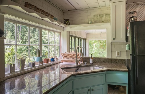 Battle Ground Cottage | Idyllic Riverside Cottage on East Fork Lewis River - 9.8 Rating