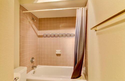 Damon House | Riverside Country Retreat: Pet-Friendly & Close to Houston