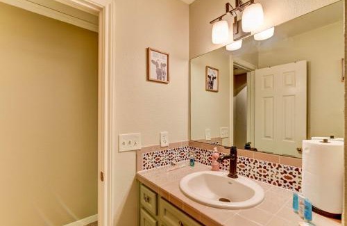 Damon House | Riverside Country Retreat: Pet-Friendly & Close to Houston