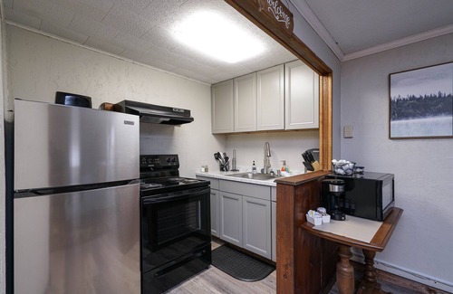 Elkins Cabin | Riverside Retreat: WiFi, Breakfast & Steps to the River