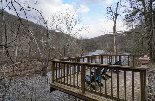 Elkins Cabin | Riverside Retreat: WiFi, Breakfast & Steps to the River