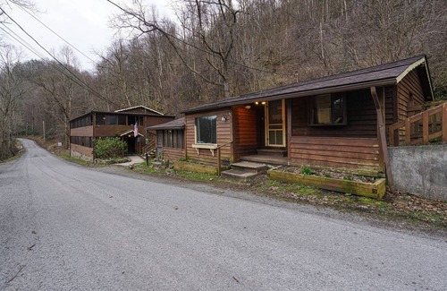 Elkins Cabin | Riverside Retreat: WiFi, Breakfast & Steps to the River