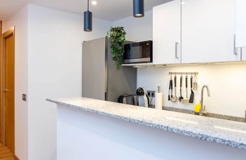 Ransol Apartment | Riverside Gem: Refurbished, Pet-Friendly & Top-Rated Stay