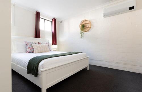 Riverside Apartment | Relaxing Riverside Retreat with Parking & WiFi