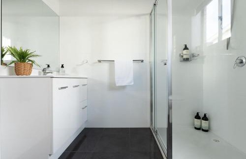 Riverside Apartment | Relaxing Riverside Retreat with Parking & WiFi