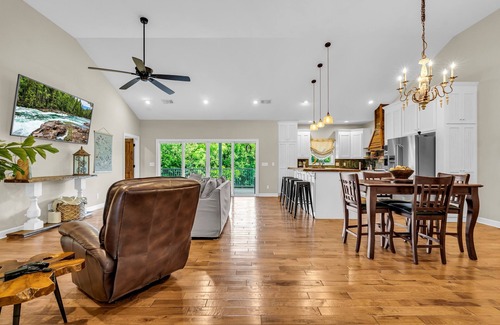 Columbus House | Riverside Getaway by OneHometown Getaways