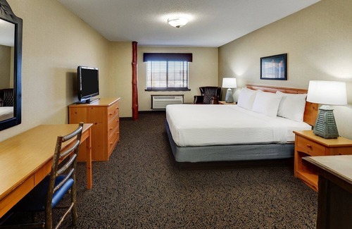 Moline Hotel | Relaxing Riverside Retreat in Moline with Two Pools