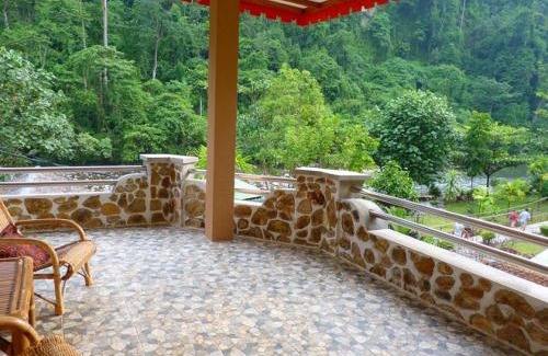 Bukit Lawang House | Comfortable Riverside Guesthouse with Breakfast & Family Focus