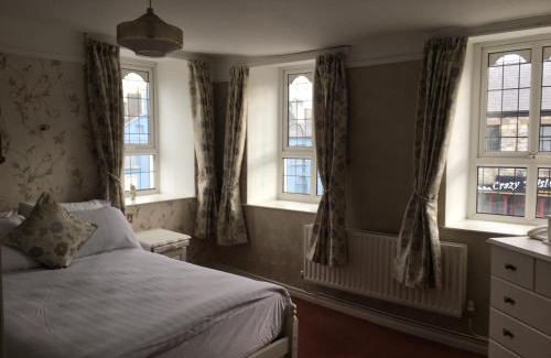 Lavy Beg House | Riverside Guesthouse: Family-Friendly Retreat Near the River