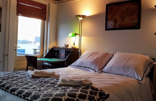 Leiden House | Riverside Guesthouse: Nautical Retreat with Pet-Friendly Perks