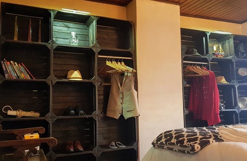 Leiden House | Riverside Guesthouse: Nautical Retreat with Pet-Friendly Perks