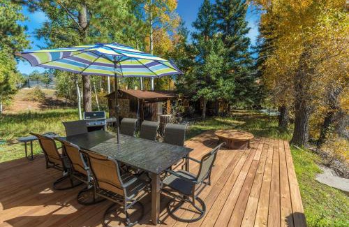 South Fork House | Riverside Haven: Family-Friendly Retreat by the Water