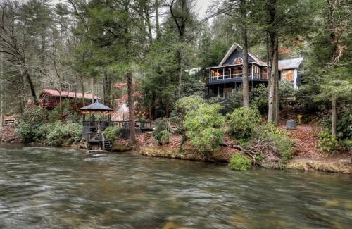 Blue Ridge House | Idyllic Riverside Retreat on Toccoa River for Pets