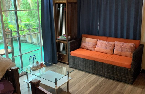 Cho Lae Hotel | Riverside Homestay: Family-Friendly Stay with Pool & Dining